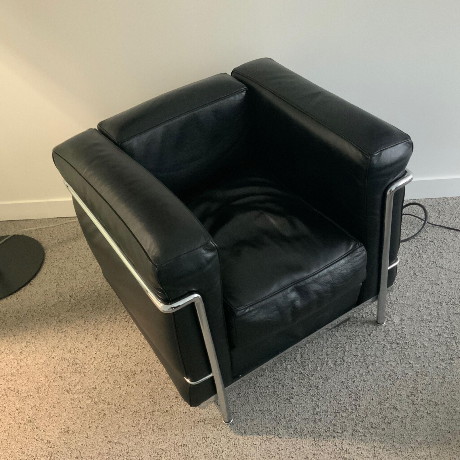 Fauteuil d'accueil cassina cuir / metal noir / chrome