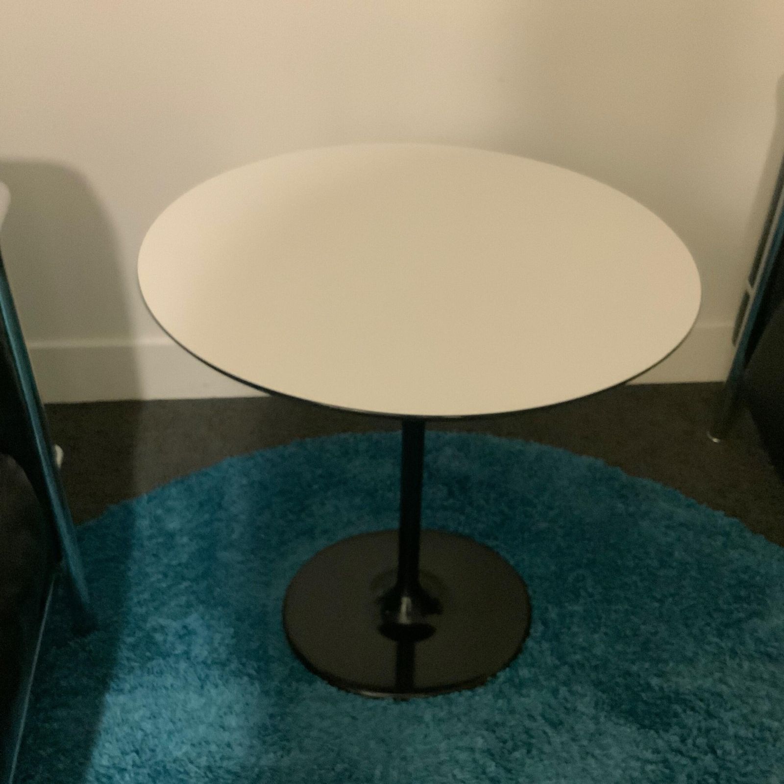 Table basse arper plastique / bois noir / blanc