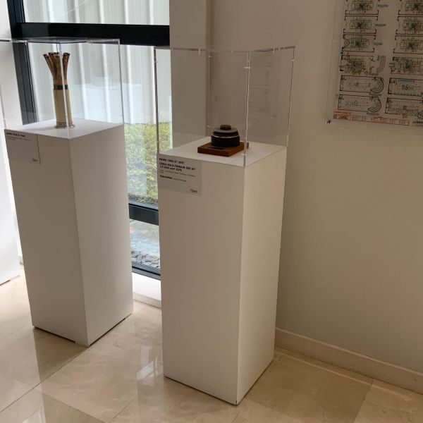 Vitrine d'exposition bois / verre blanc/transparent