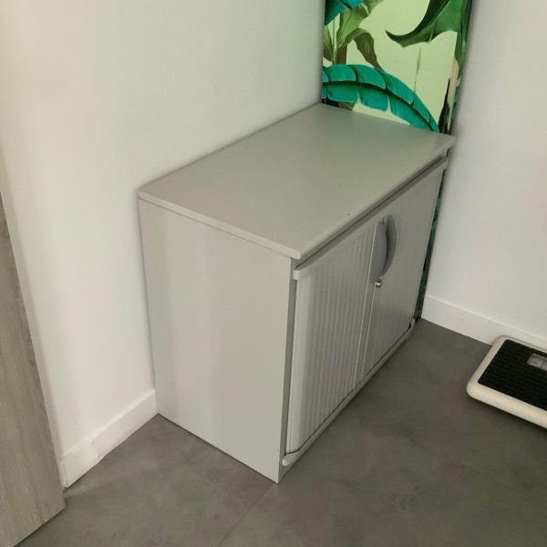 Armoire basse metal / plastique gris