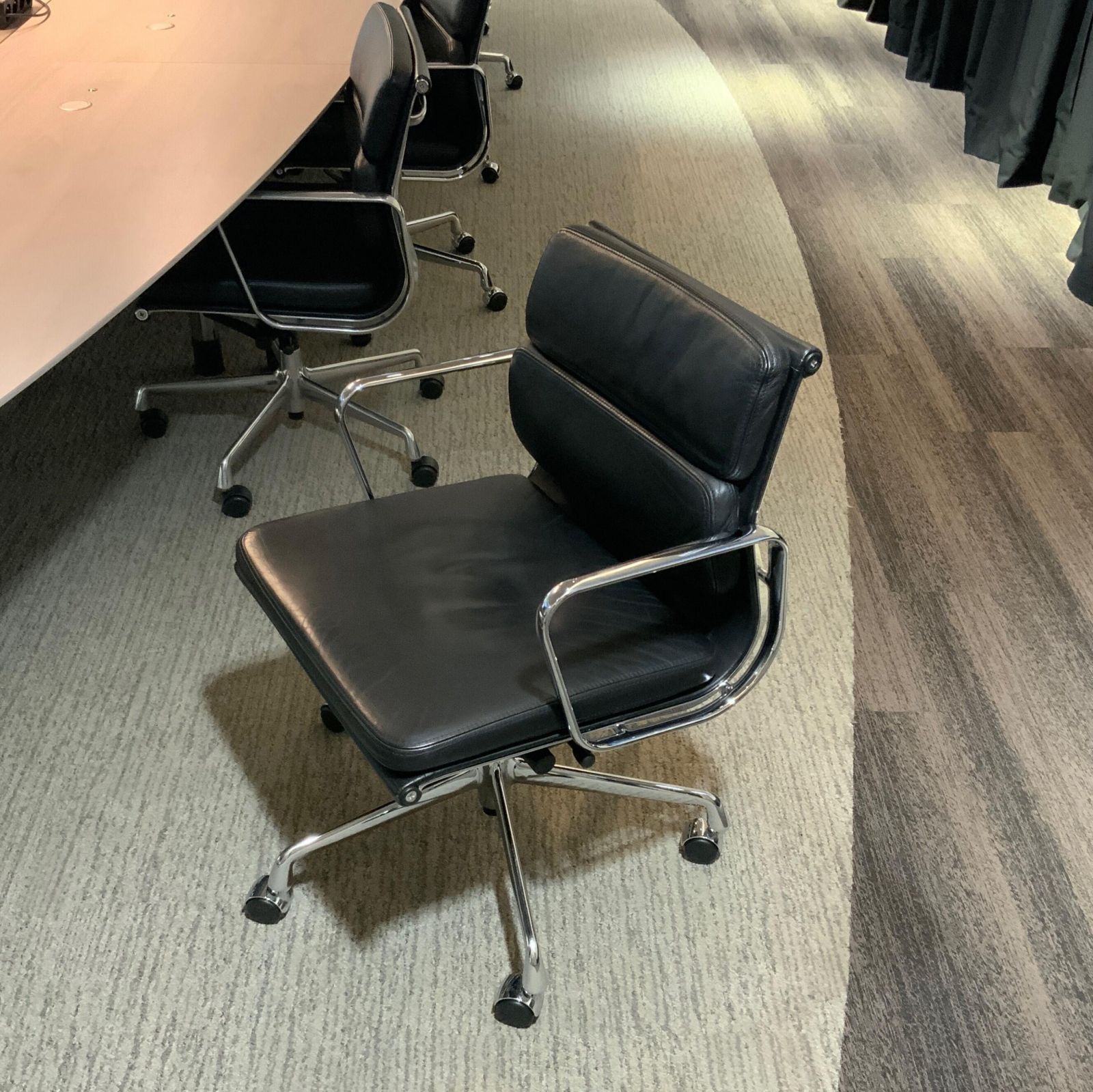 Fauteuil de reunion vitra cuir / metal noir / chrome