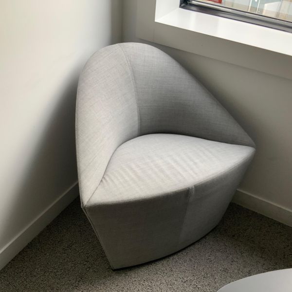 Fauteuil d'accueil arper tissu gris / chrome