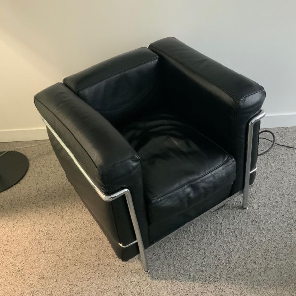 Fauteuil d'accueil cassina cuir / metal noir / chrome