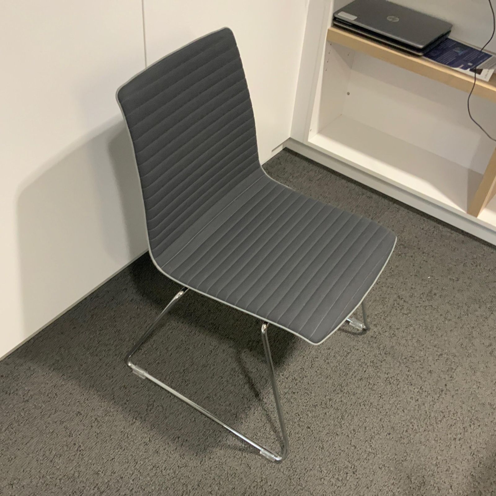 Chaise visiteur konig neurath tissu / metal gris / chrome