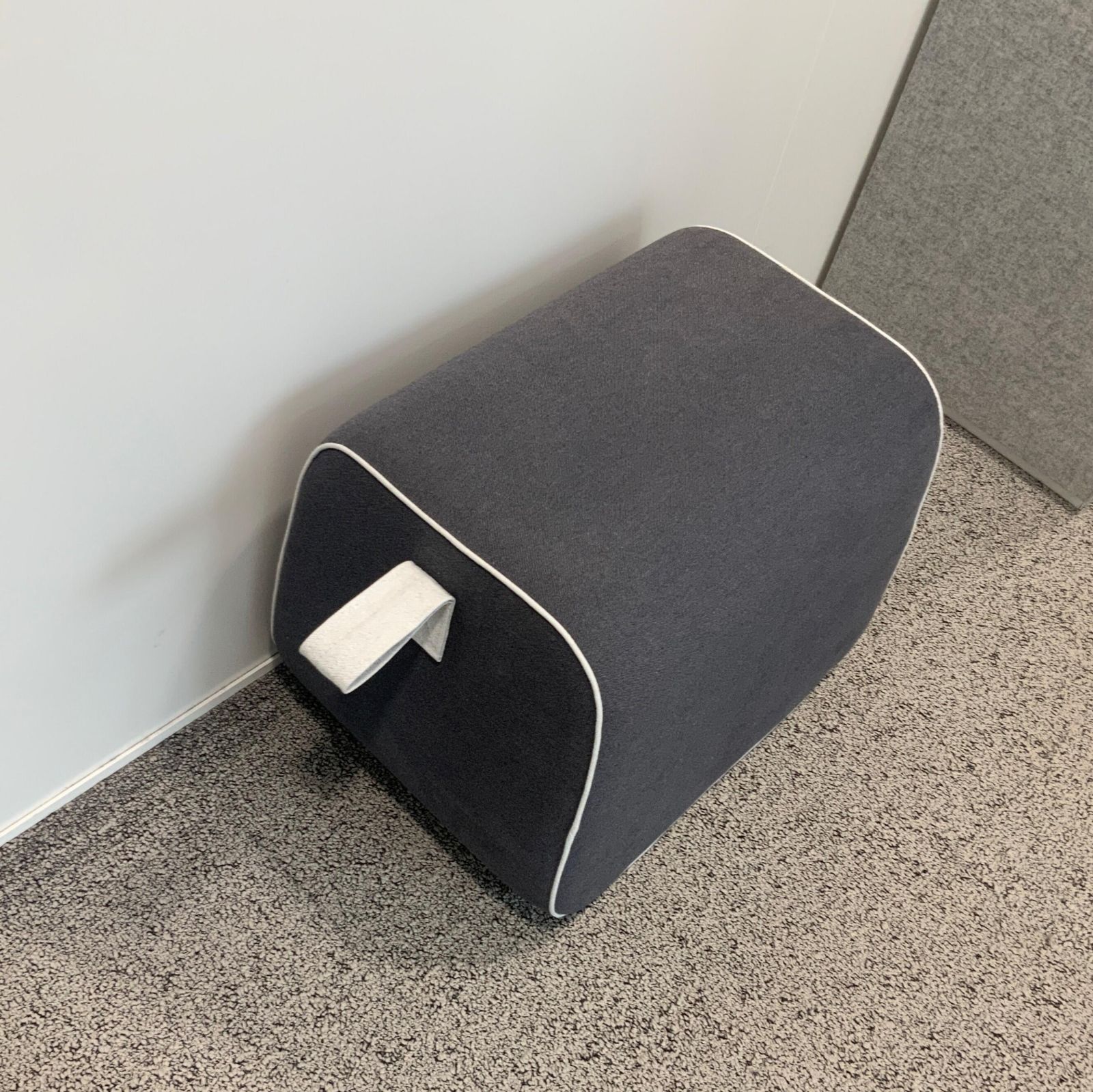 Pouf sotfline tissu gris