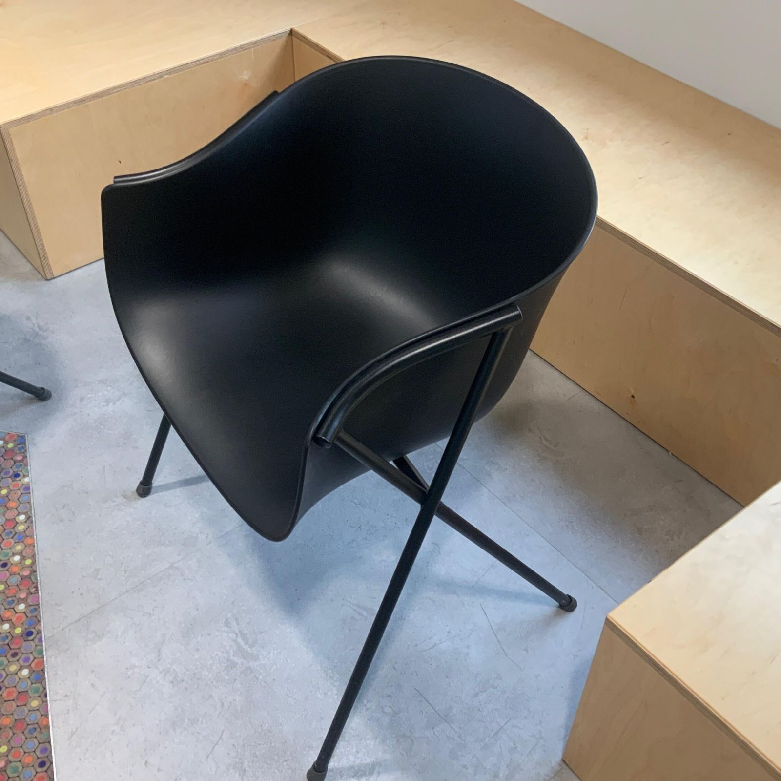 Chaise visiteur bai plastique / metal noir