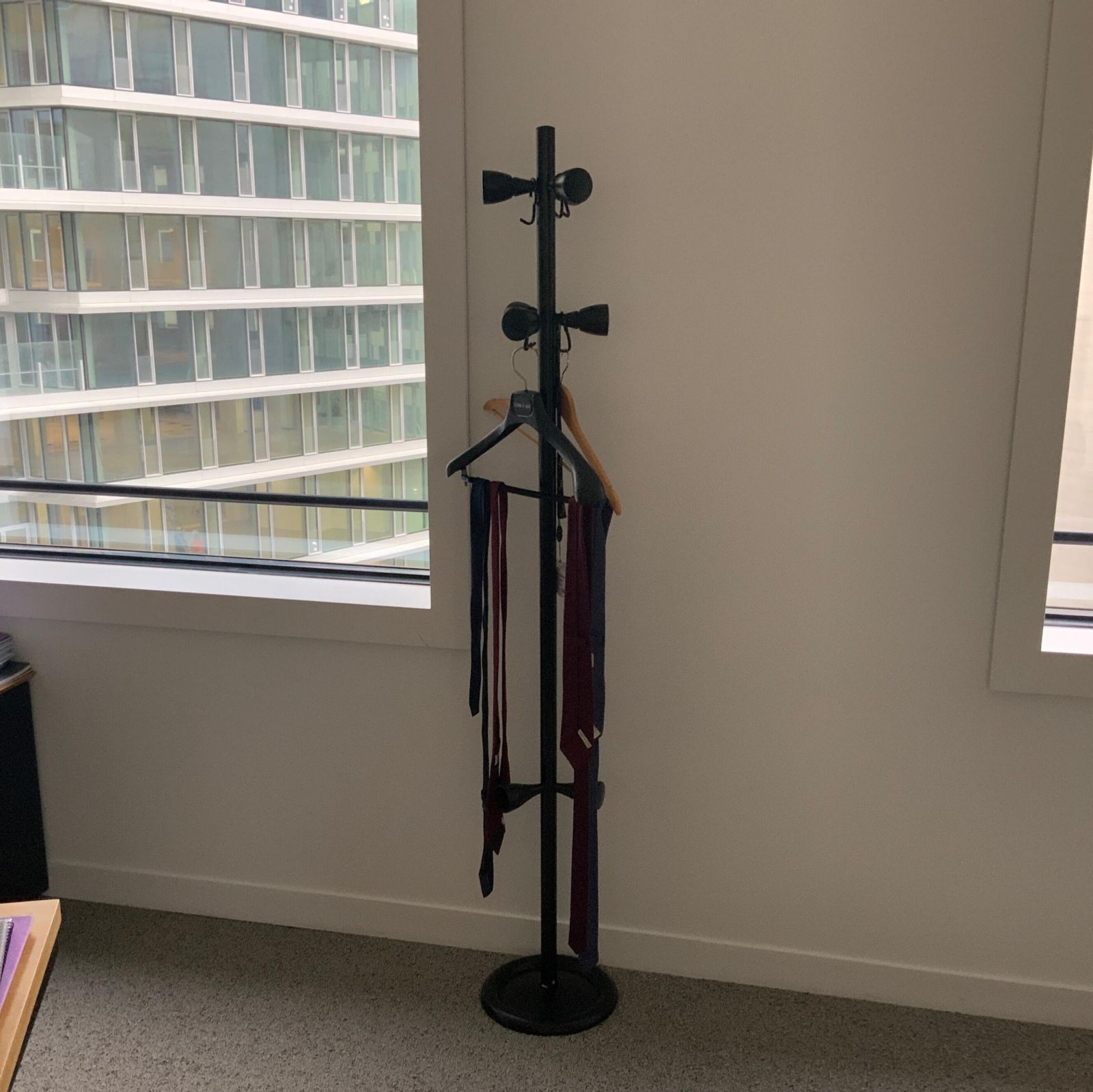 Porte manteau bois / metal / plastique noir