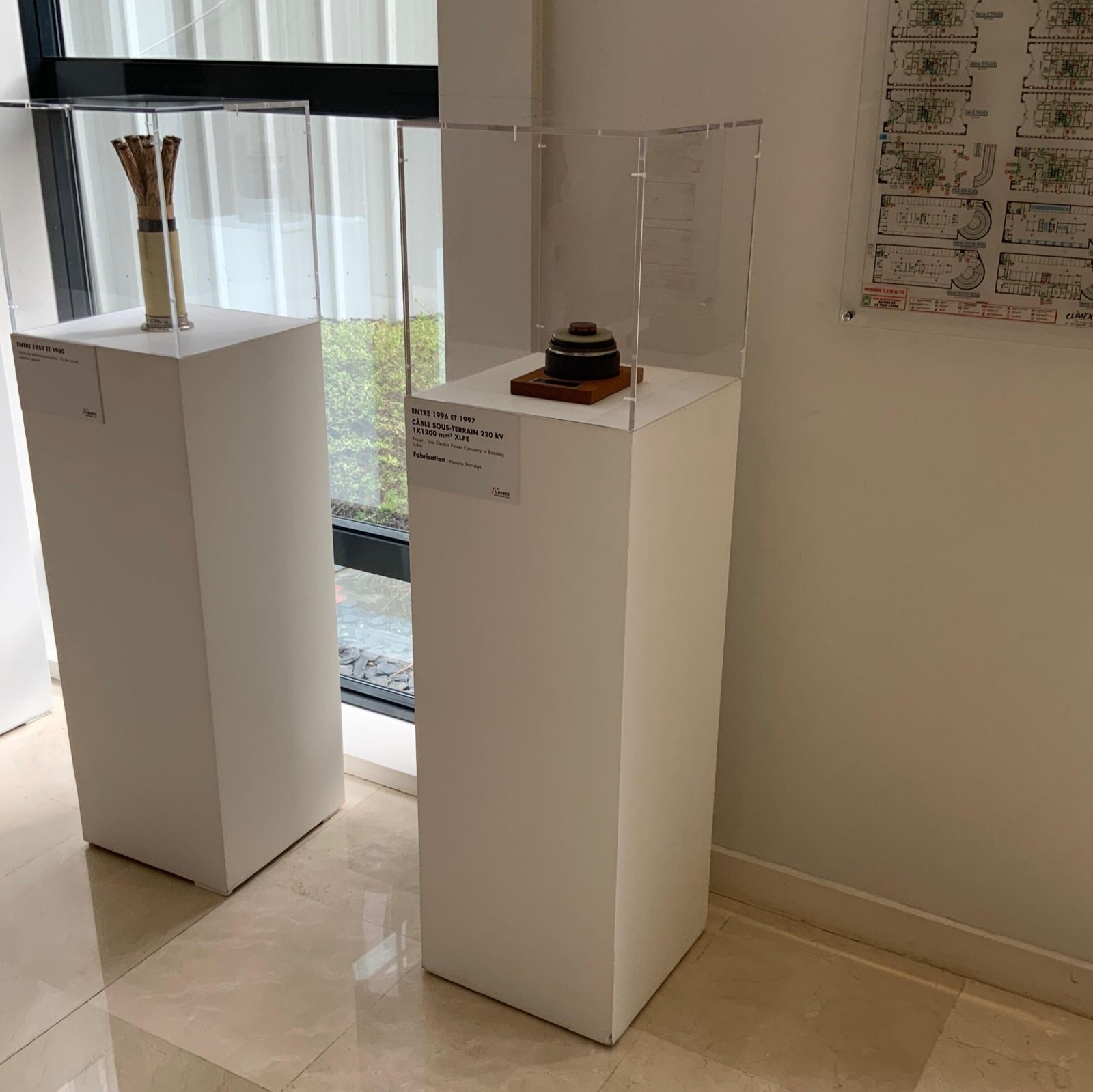 Vitrine d'exposition bois / verre blanc/transparent