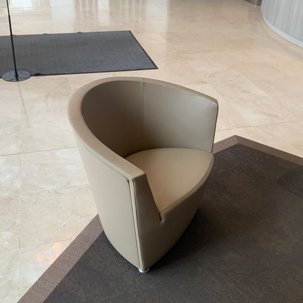 Fauteuil d'accueil cuir / metal taupe/chrome