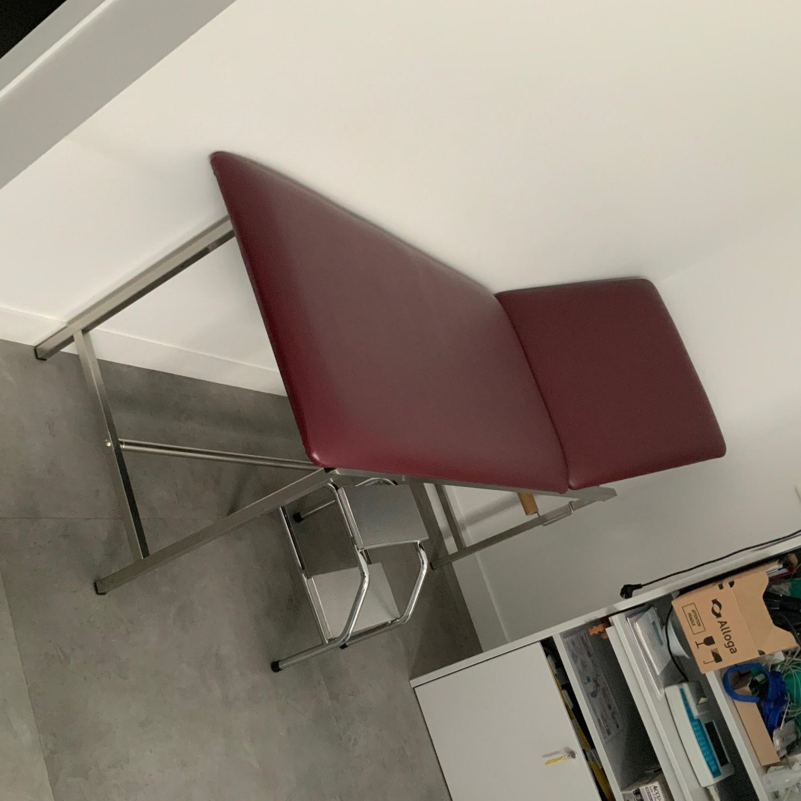 Lit medical metal / cuir rouge/chrome