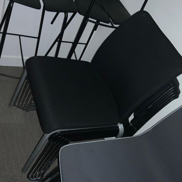 Chaise visiteur tissu / plastique noir/gris