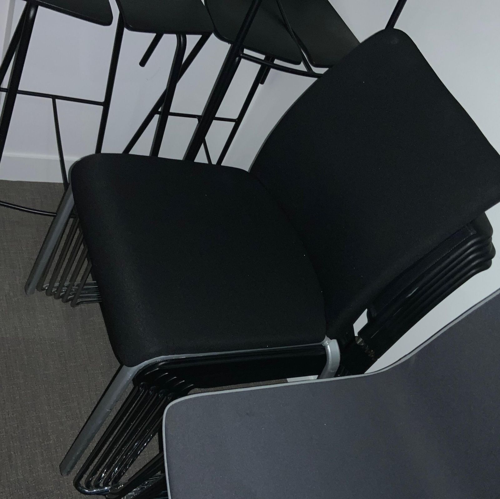 Chaise visiteur tissu / plastique noir/gris