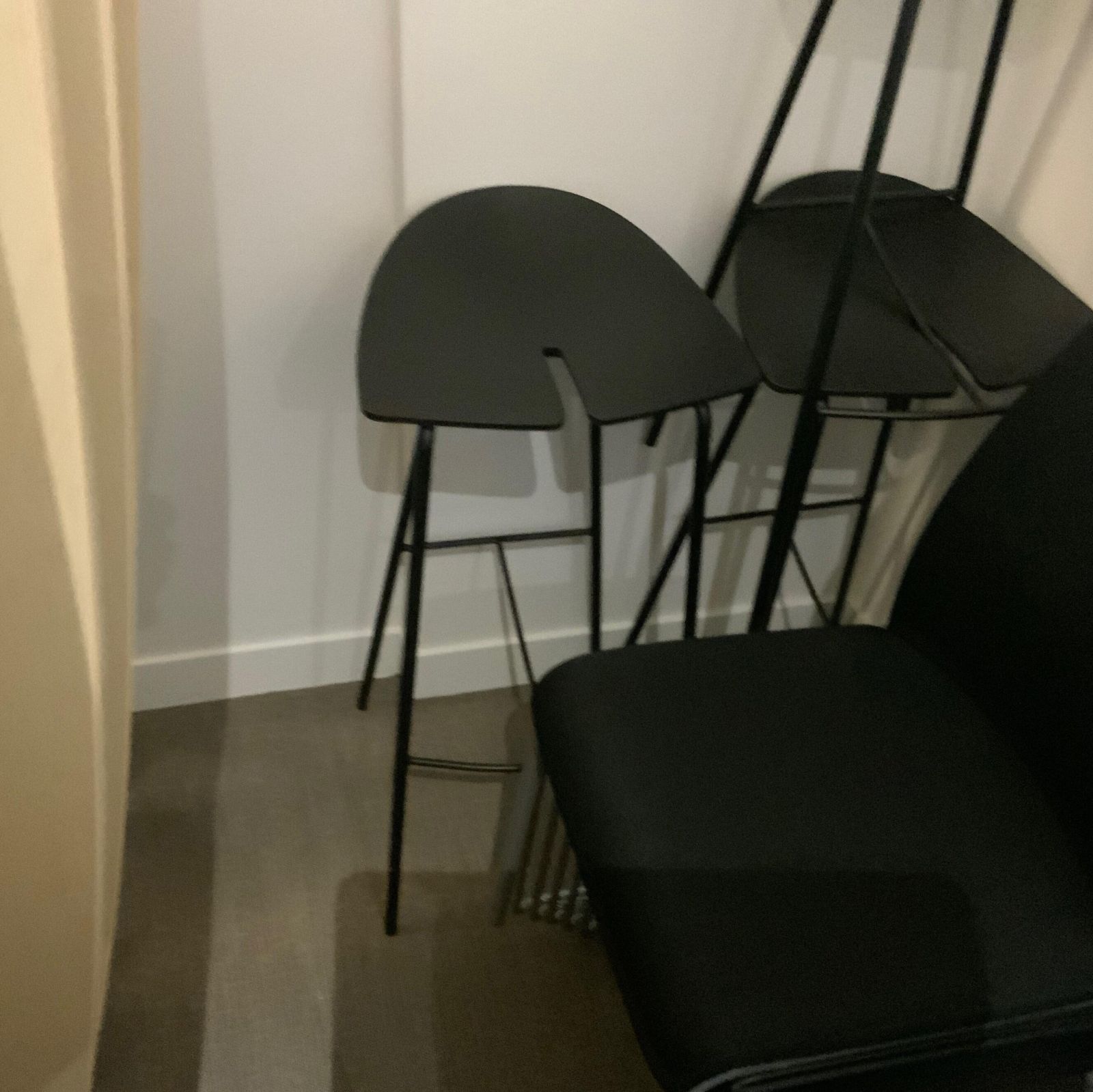 Tabouret haut plastique / metal noir