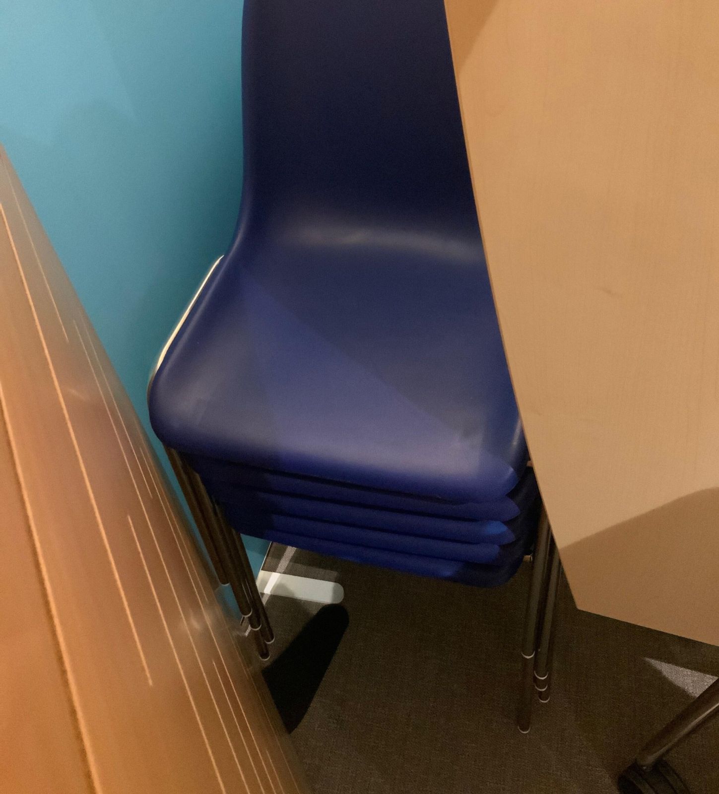 Chaise visiteur plastique / metal bleu/chrome