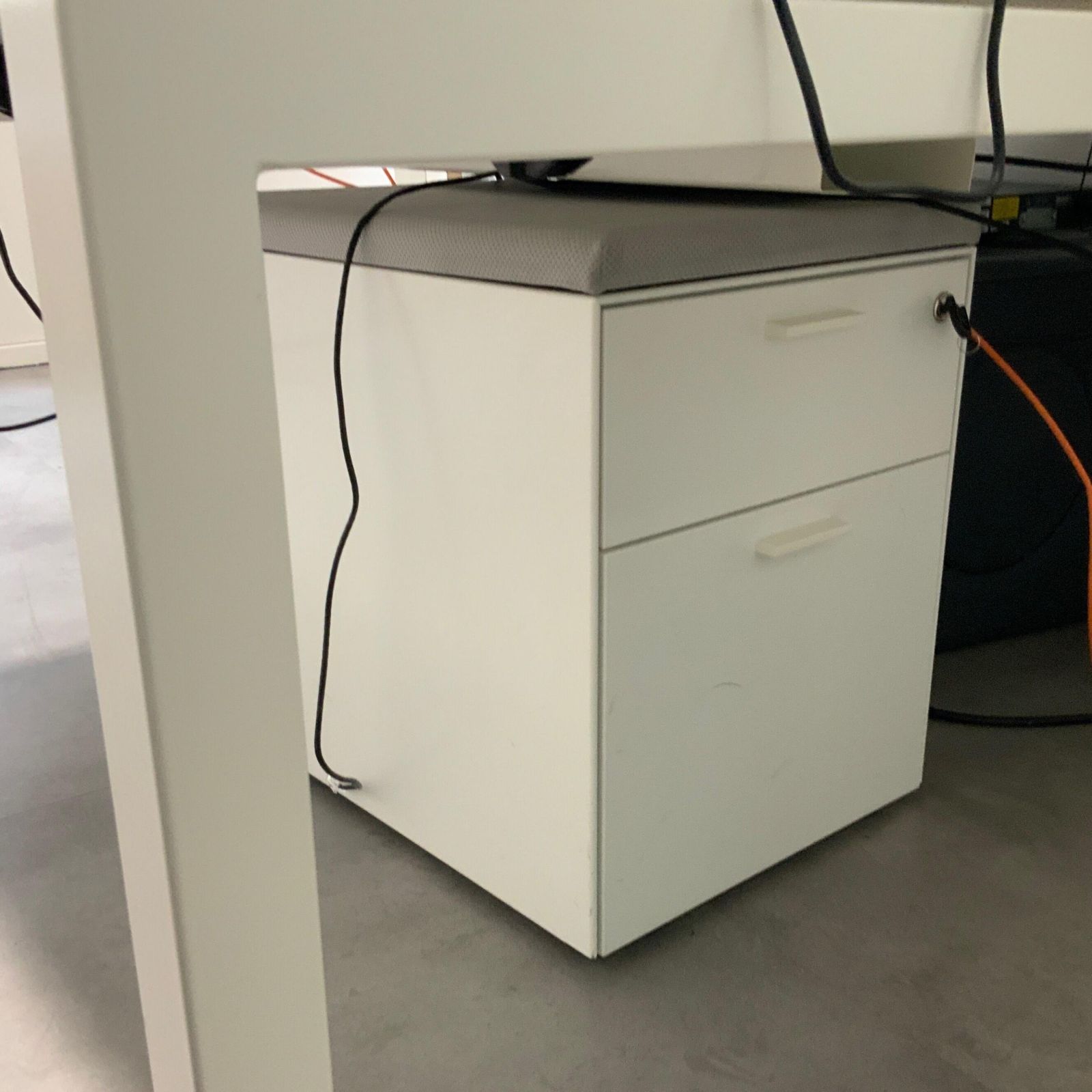 Caisson bas metal / tissu blanc/gris