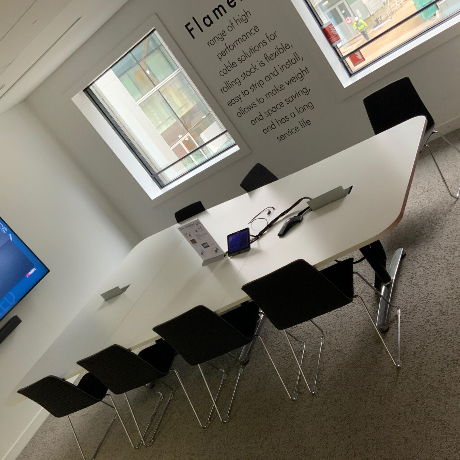 Table trapeze bois / metal blanc/chrome