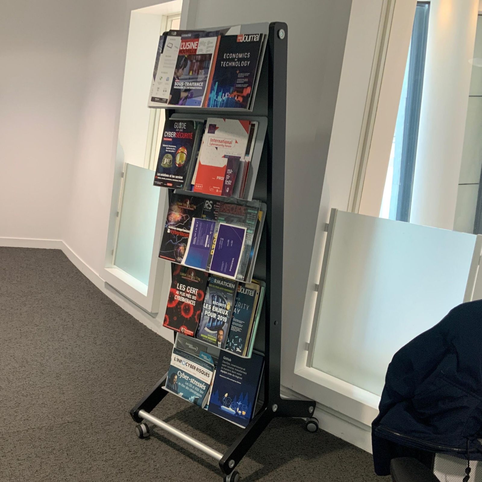 Presentoir a revue plastique noir