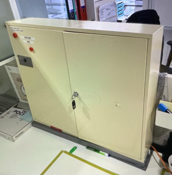 Coffre a cle metal beige