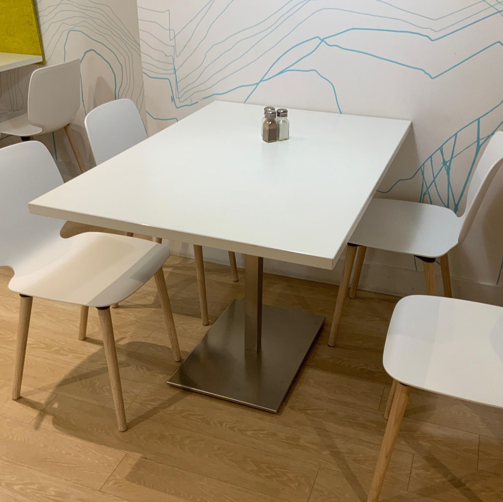 Table réctangulaire bois / metal blanc / chrome