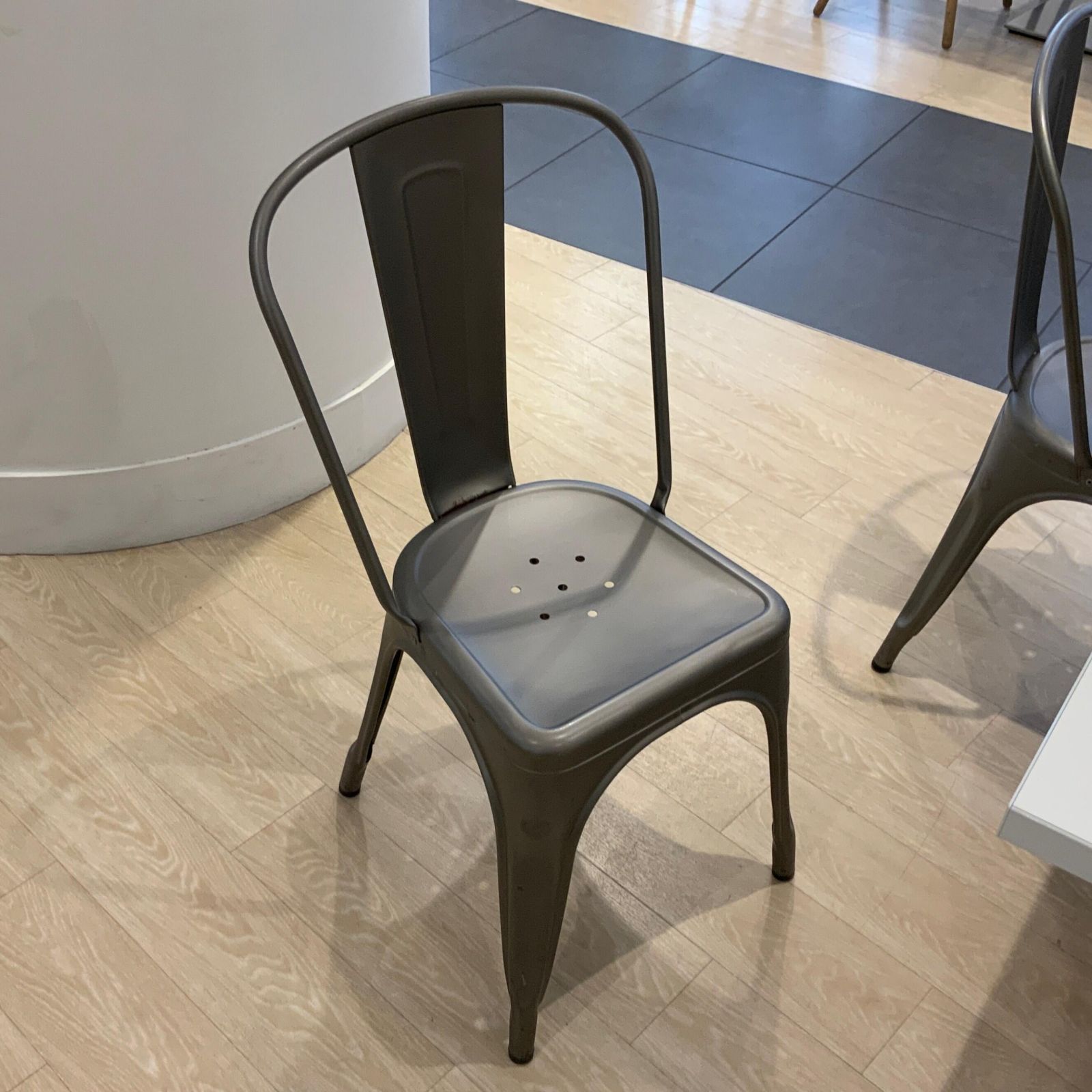 Chaise de restaurant tolix metal gris